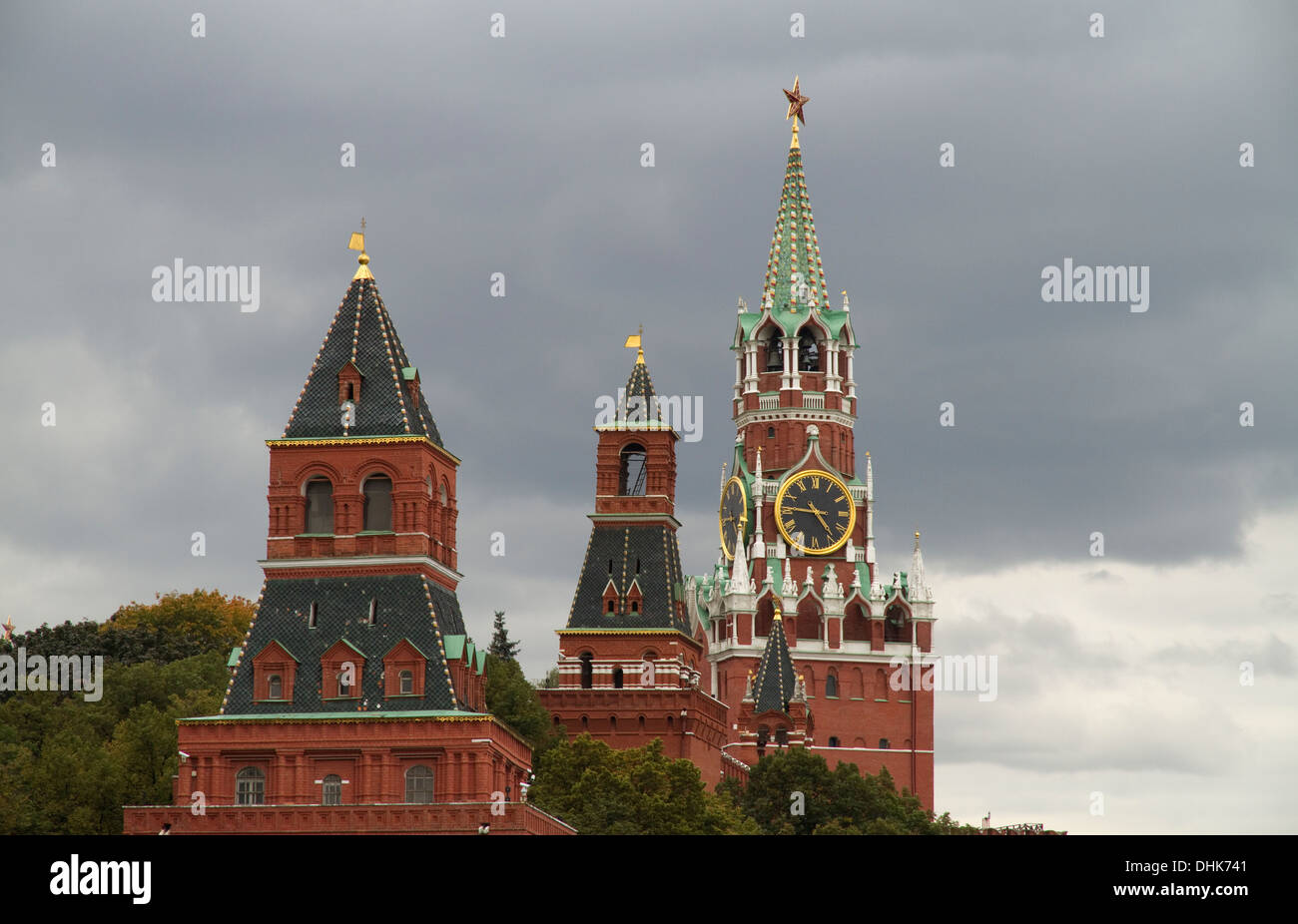 Russland, Moskau, Ansicht des Kremls Türme auf gegen bewölktem Himmel. Stockfoto