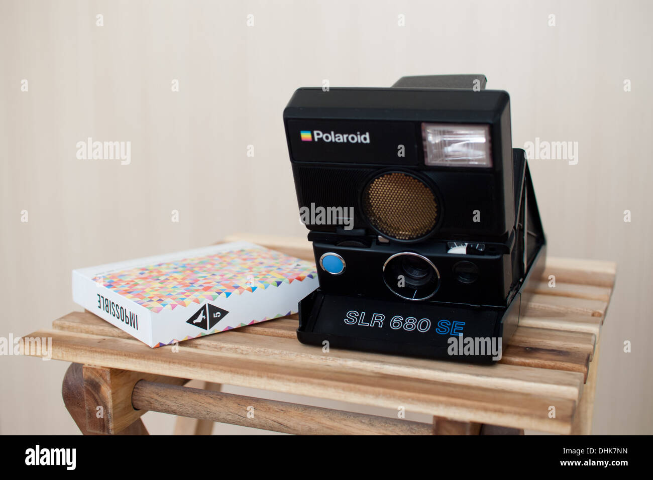 Polaroid SLR 680 SE (Special Edition) Kamera und Impossible x Schublade PX 680 Farbschutz Sofortbildfilm. Stockfoto