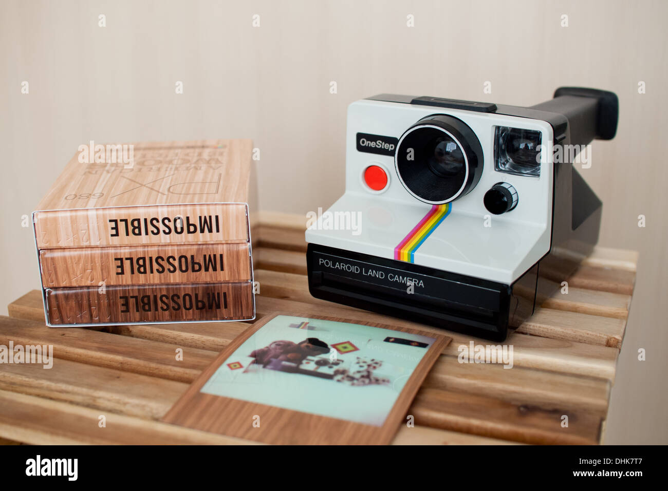 Eine weiße, Regenbogen-Streifen Polaroid Onestep SX - 70 Kamera und  unmöglich PX 680 Color Schutz American Woods Edition Film Stockfotografie -  Alamy