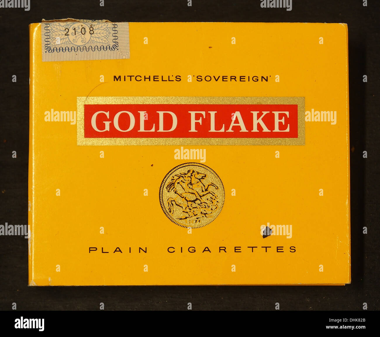 Gold Flake und Mitchell's Sovereign sind Zigarettenmarken, die in Kartons verpackt sind. Diese Marken sind bekannt für ihre traditionellen Zigarettenangebote, die in Standardpackungen erhältlich sind, und sind für ihre besondere Markenbezeichnung auf dem Tabakmarkt bekannt. Stockfoto