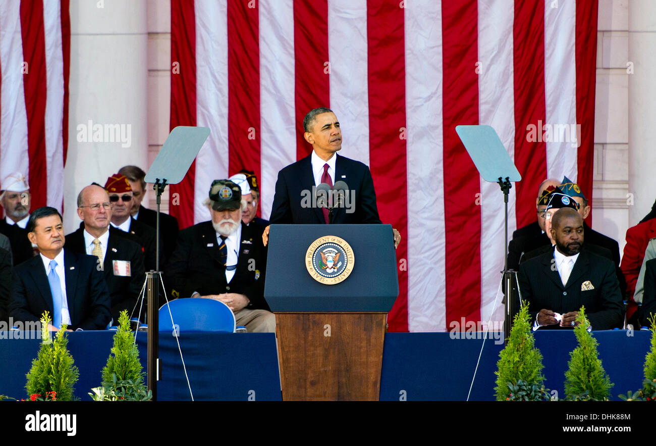 US-Präsident Barack Obama spricht bei Zeremonien zu Ehren der Veteranen auf dem Arlington National Cemetery zu Ehren des Veterans Day 11. November 2013 in Arlington, VA. Stockfoto