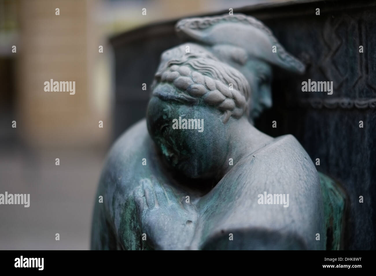 Eine Bronzestatue von ein paar umarmen einander auf der Seite einen Brunnen in Köln Stockfoto