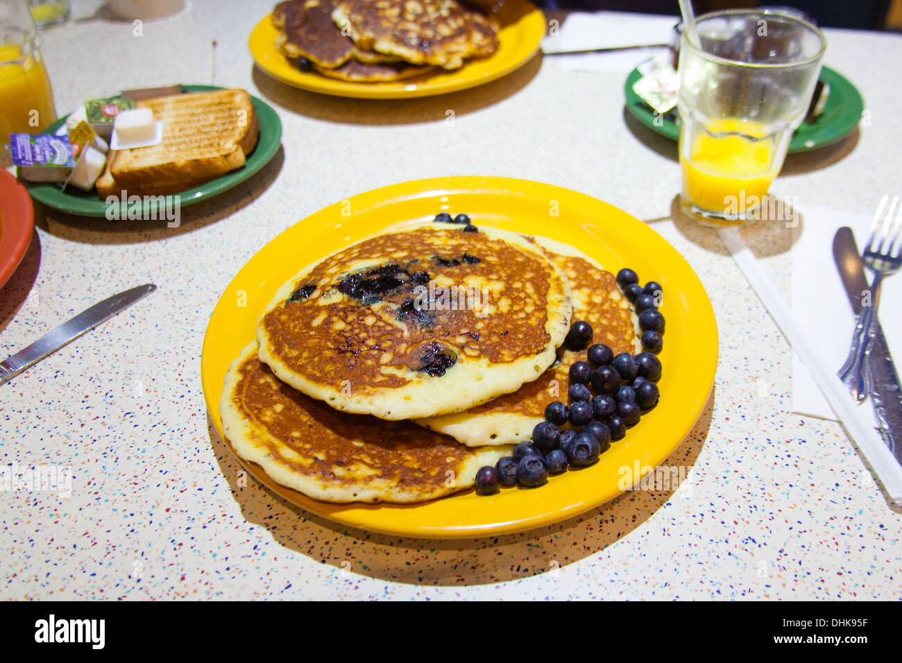 Heidelbeere Frühstück Pfannkuchen, Tick Tock Diner im New Yorker Hotel, Eighth Avenue, Manhattan, New York City, Vereinigte Staaten Stockfoto