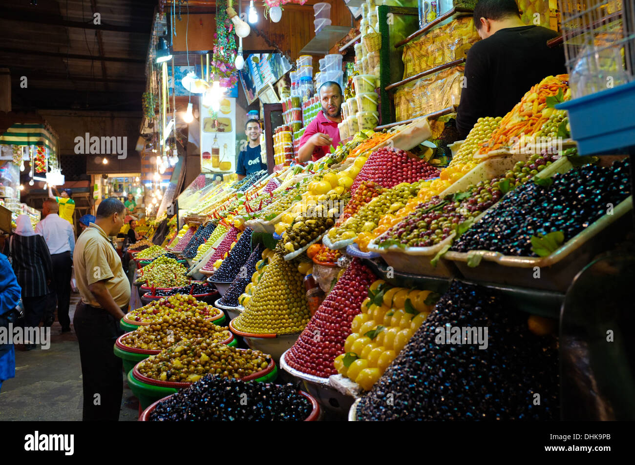 Weiten Blick der Käufer auf eine Olive Markt drinnen in Meknes Mororcco Stockfoto
