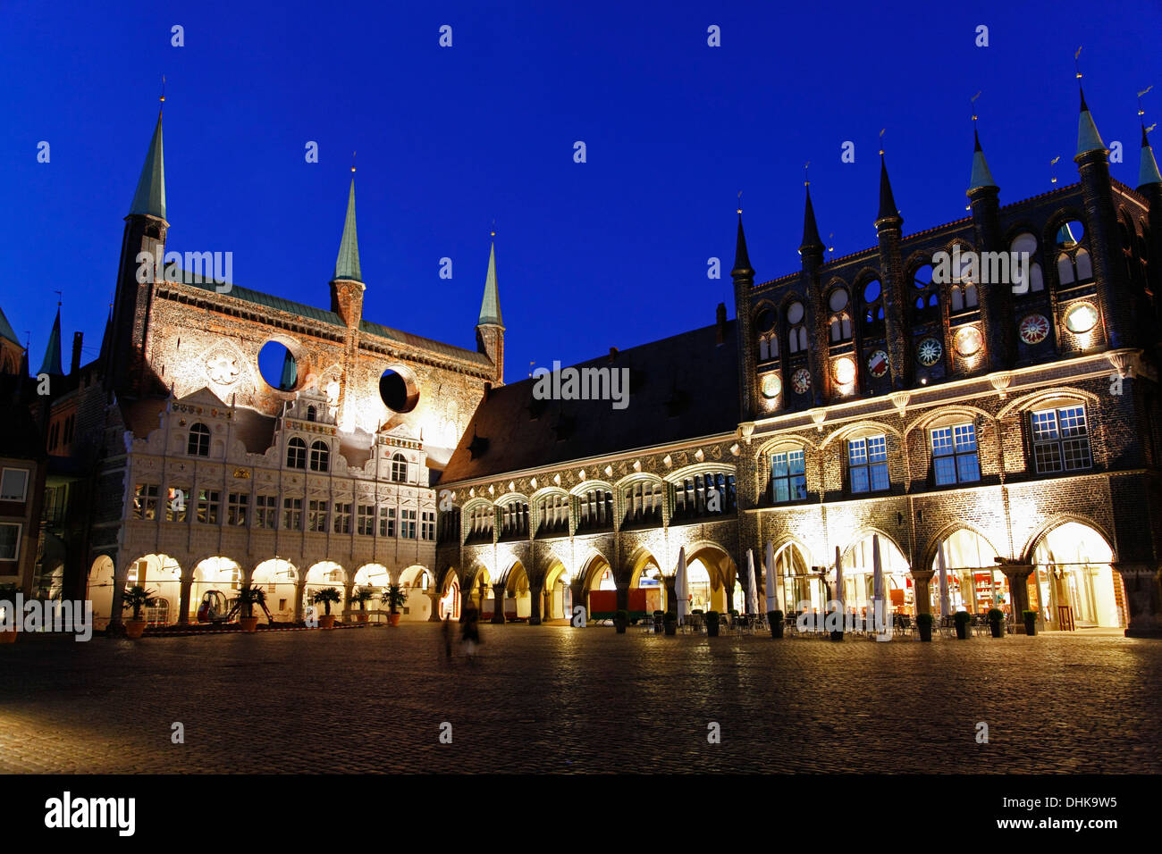 Marktplatz bin Rathaus in den Abend, hanseatische Stadt Lübeck, Schleswig-Holstein, Deutschland Stockfoto