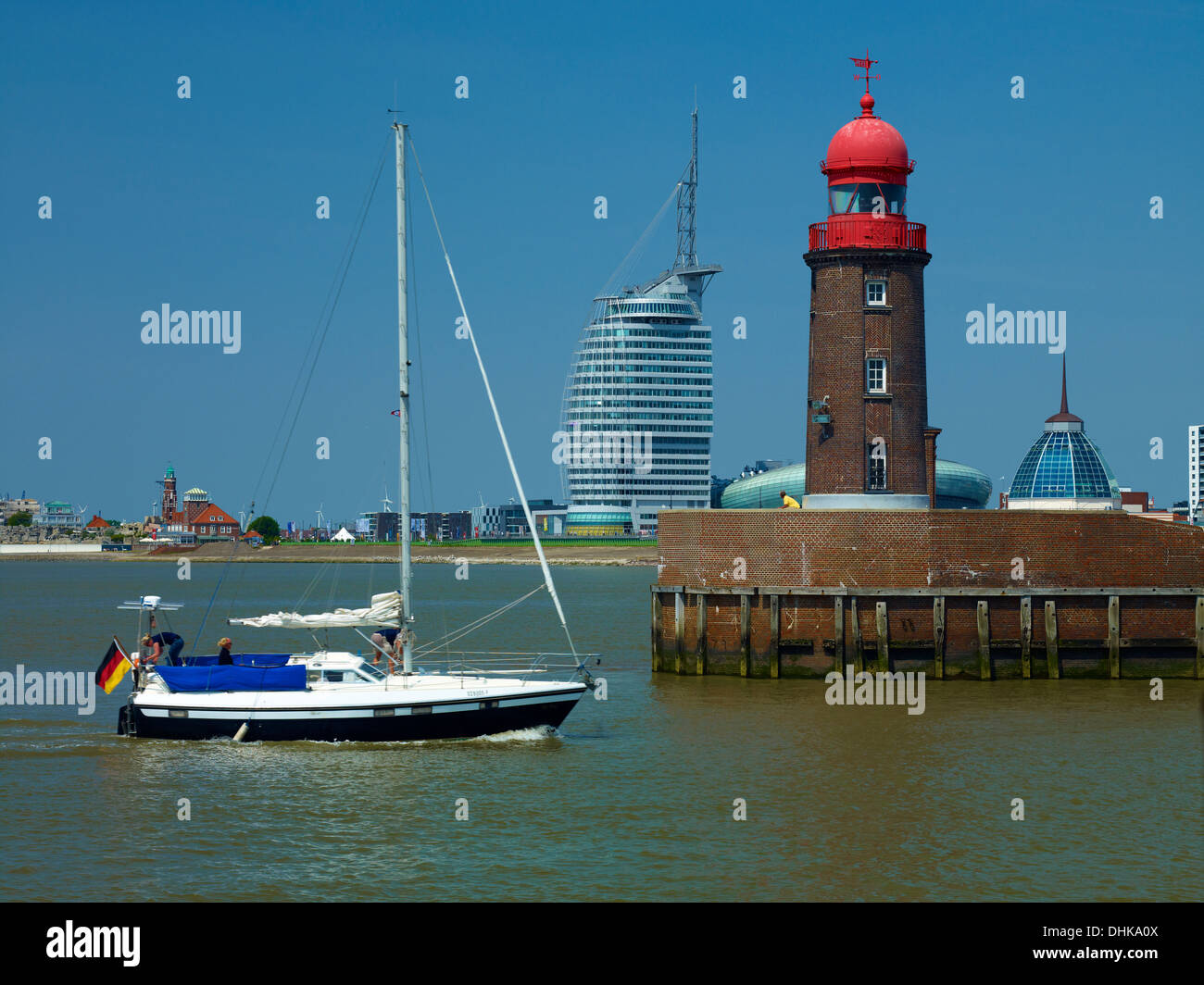 Leuchtturm in Geestemünde mit Atlantic Hotel Sail City, Klimahaus und Mediterraneo, Bremerhaven, Bremen, Deutschland Stockfoto