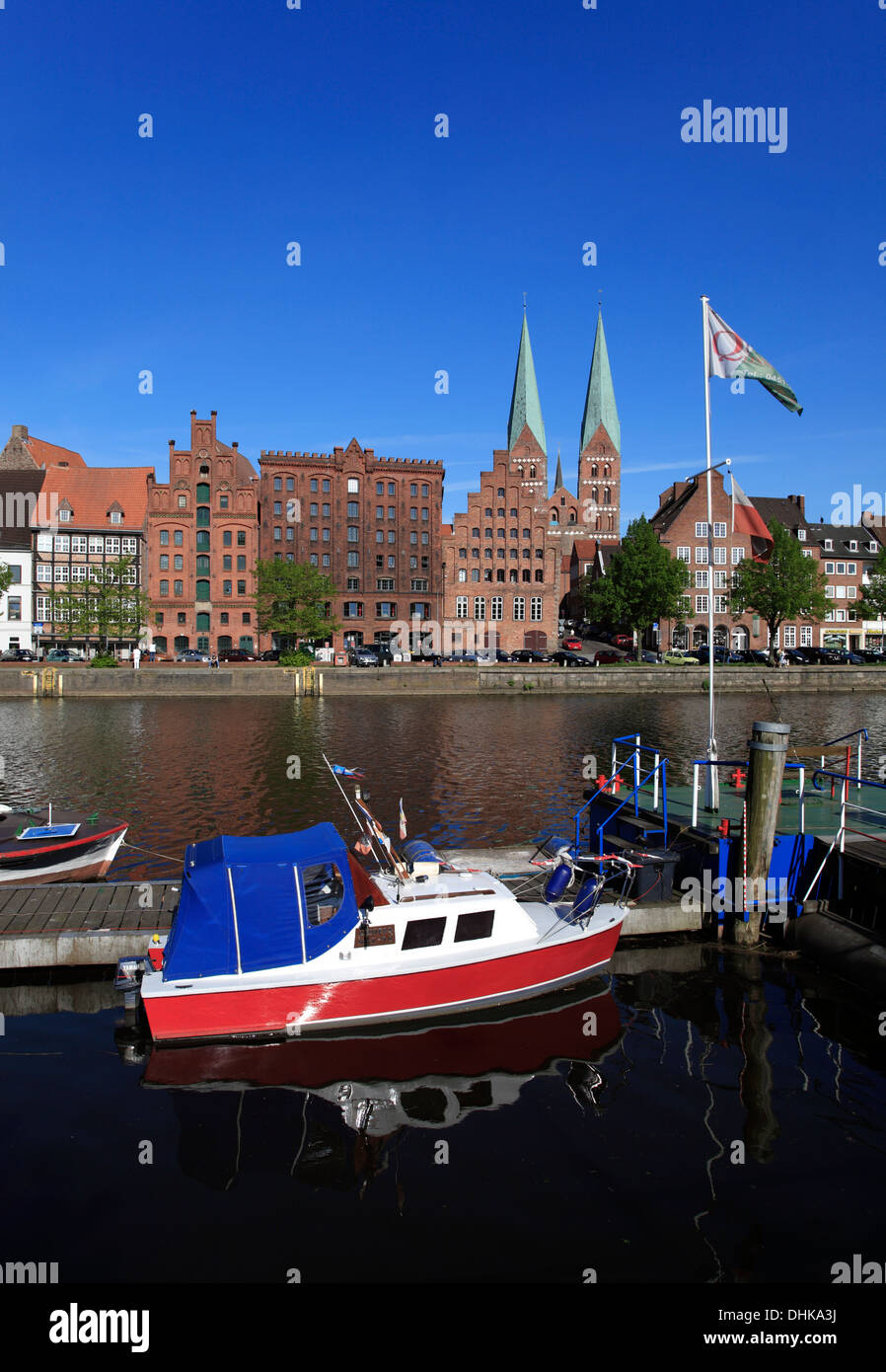 Boote auf dem Fluss Trave, Hansestadt Lübeck, Schleswig-Holstein, Deutschland Stockfoto
