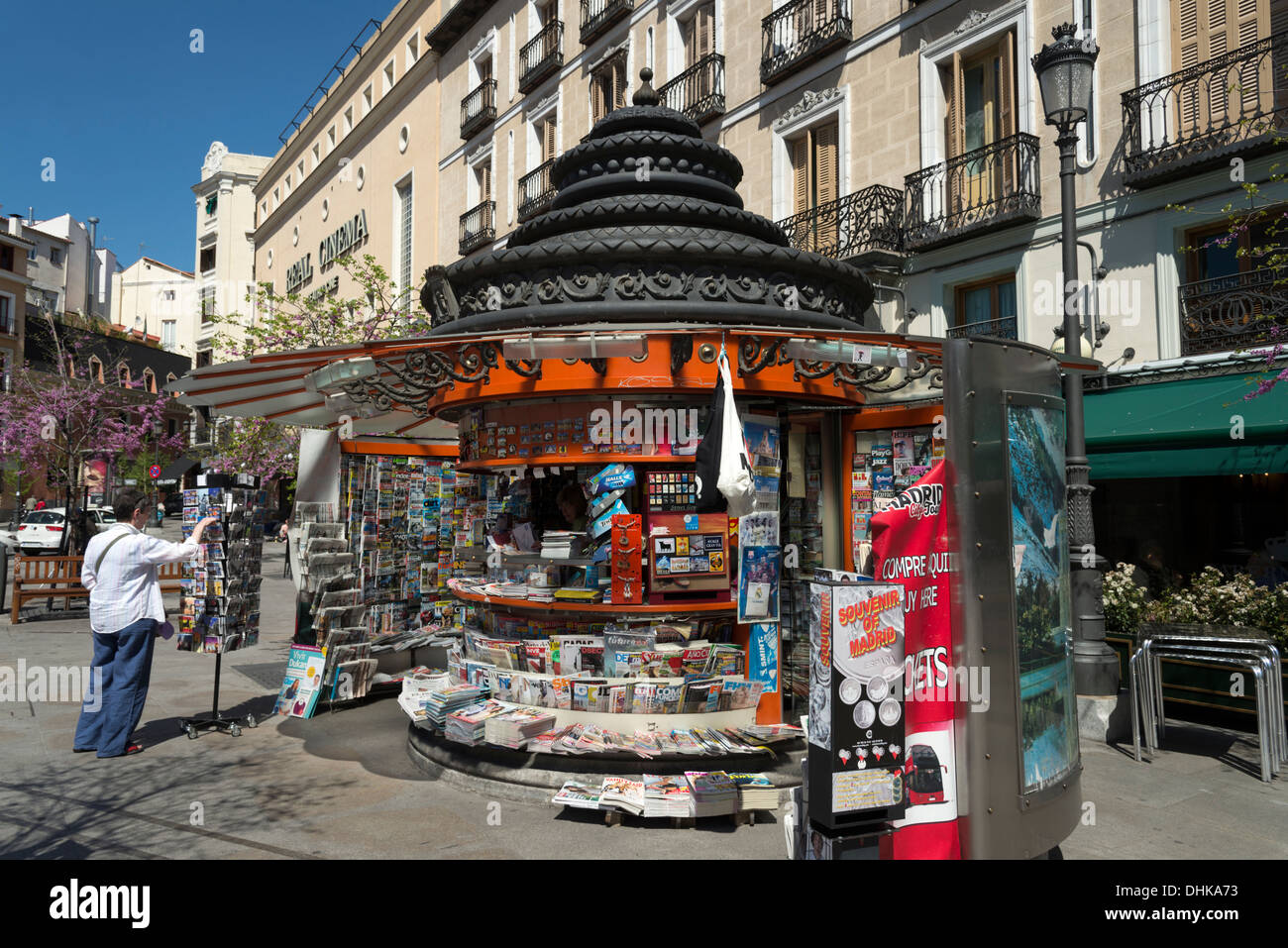 Zeitungen und Zeitschriften Kiosk in Plaza de Isabel II, Madrid, Spanien Stockfoto