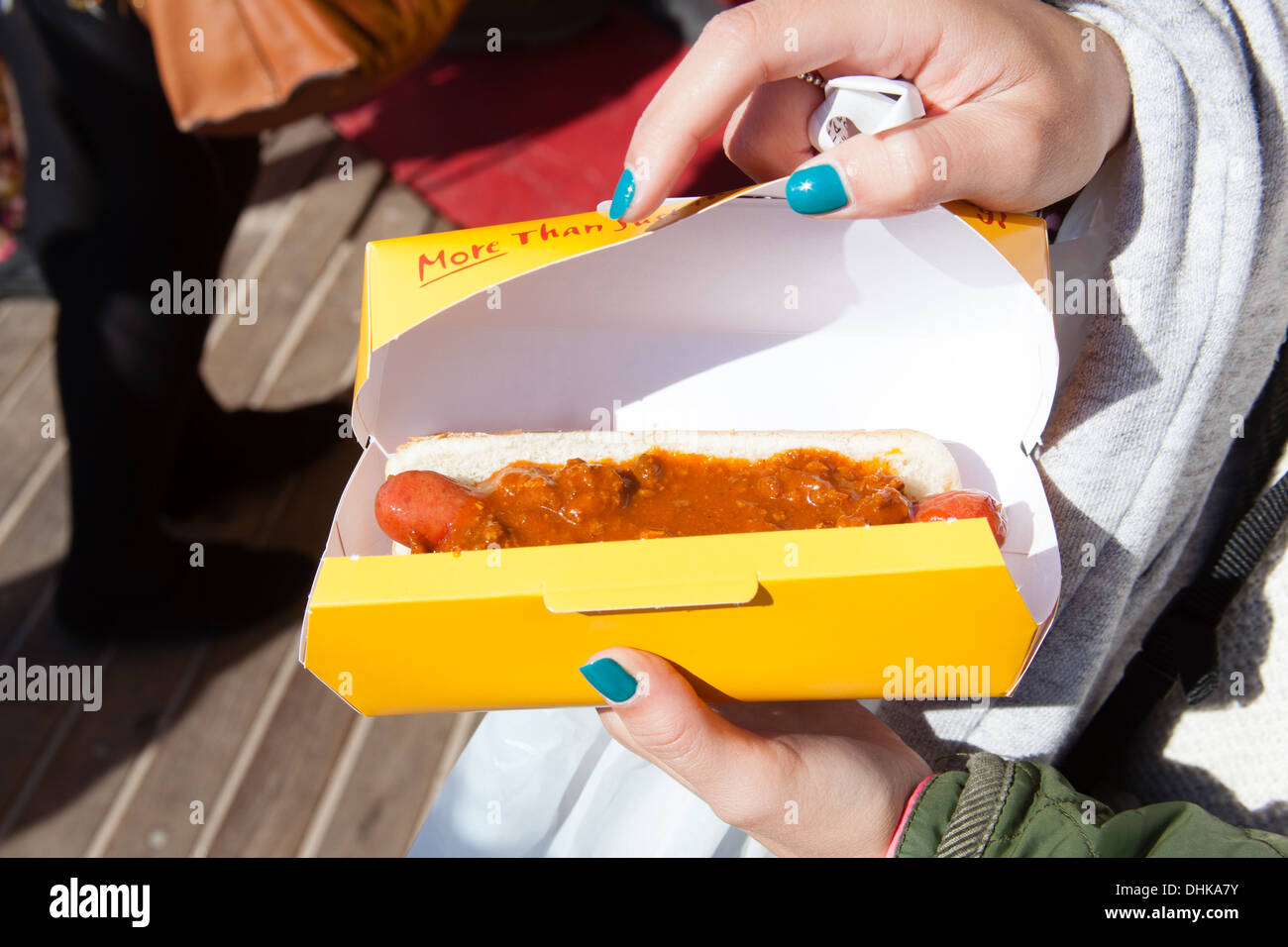 Chili Hund von Nathans Hot Dog Restaurant, Coney Island, Brooklyn, Vereinigte Staaten von Amerika. Stockfoto