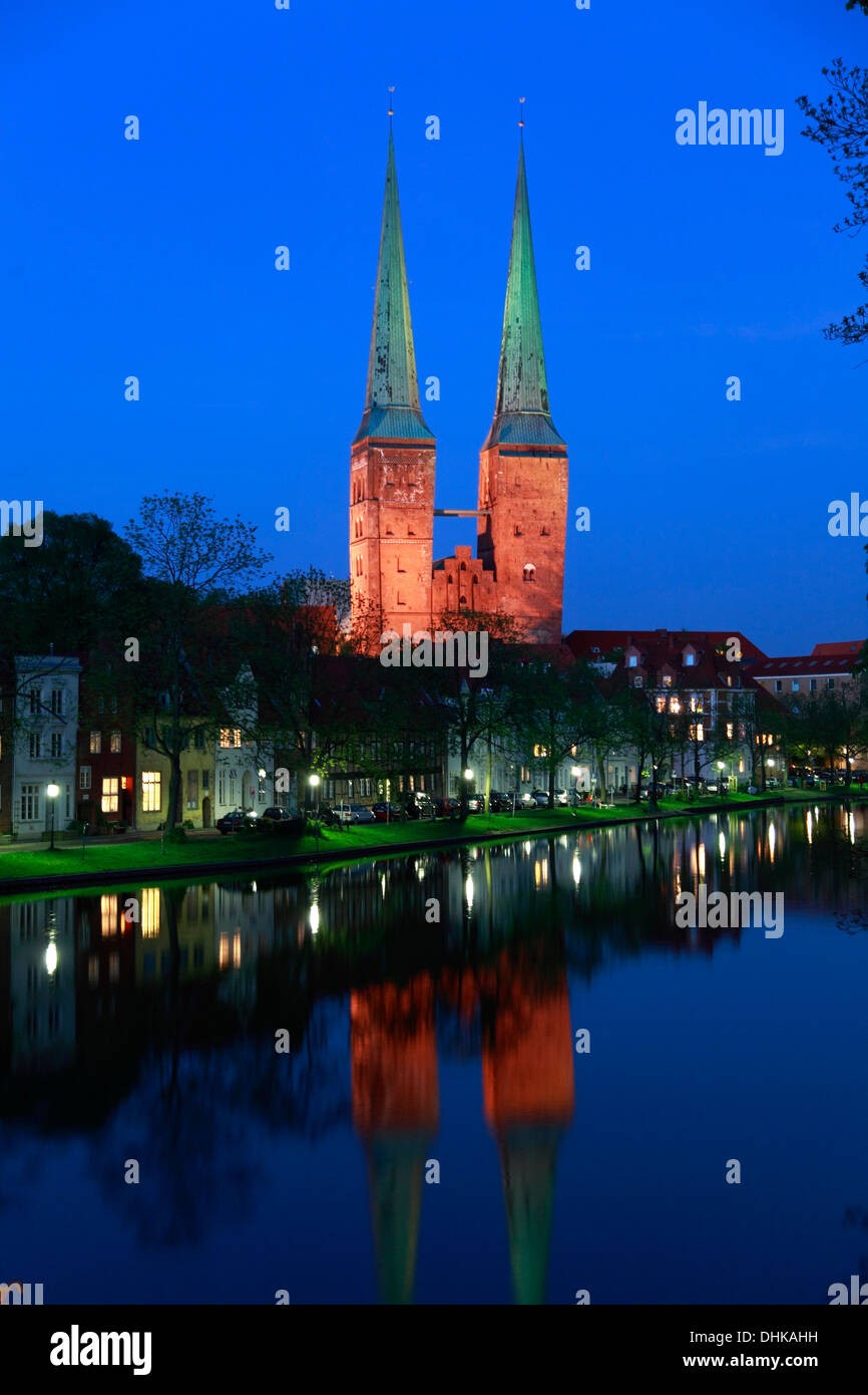 Historischen Hafen am Fluss Trave mit Kathedrale, hanseatische Stadt Lübeck, Schleswig-Holstein, Deutschland Stockfoto