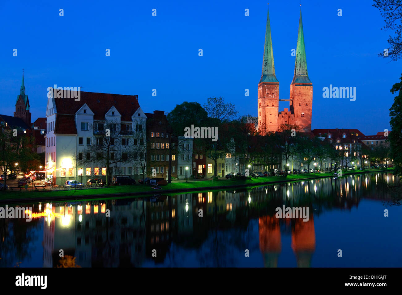 Historischen Hafen am Fluss Trave mit Kathedrale, hanseatische Stadt Lübeck, Schleswig-Holstein, Deutschland Stockfoto