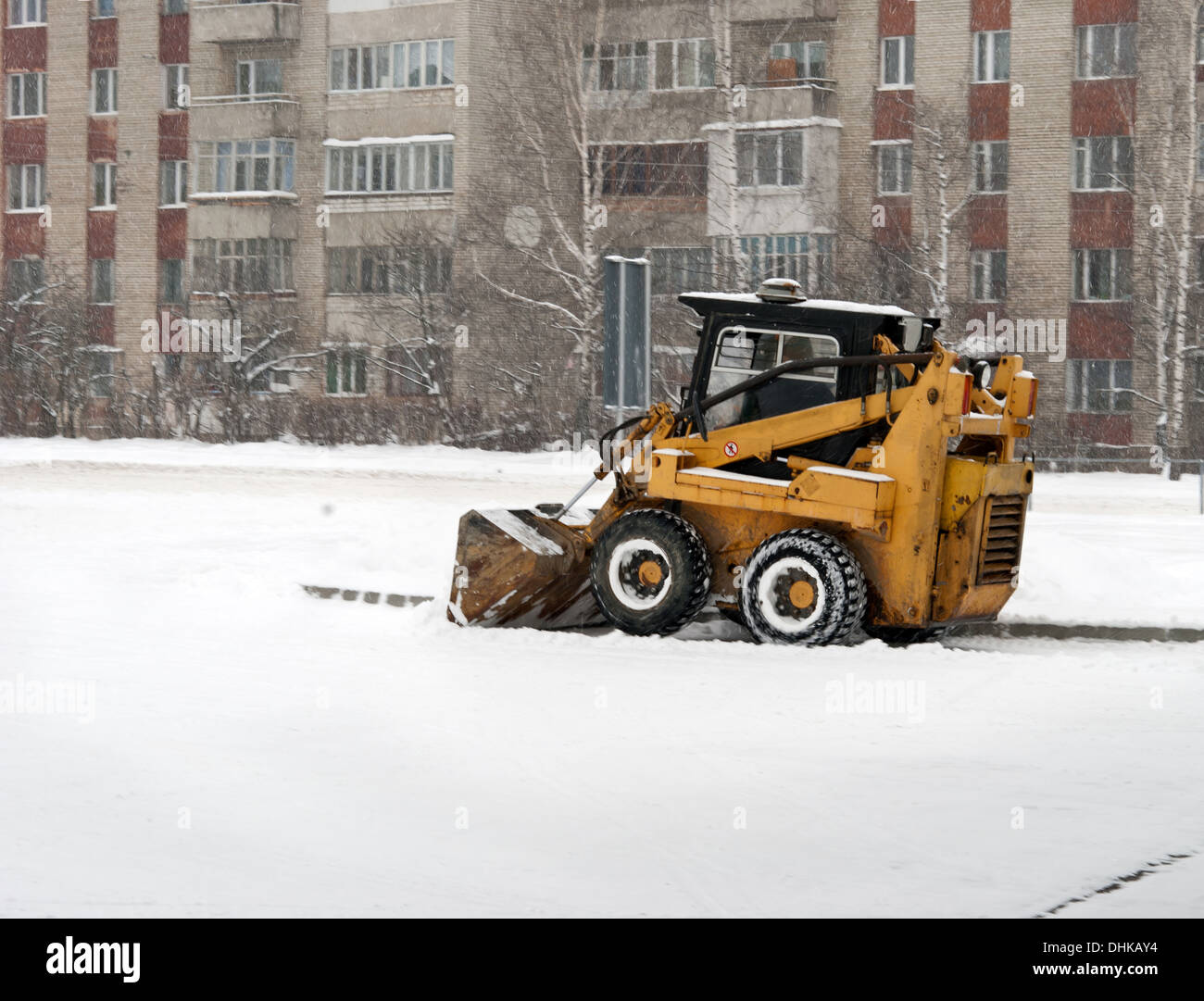 Radlader machine Schnee entfernen im Winter auf der Straße Stockfotografie  - Alamy