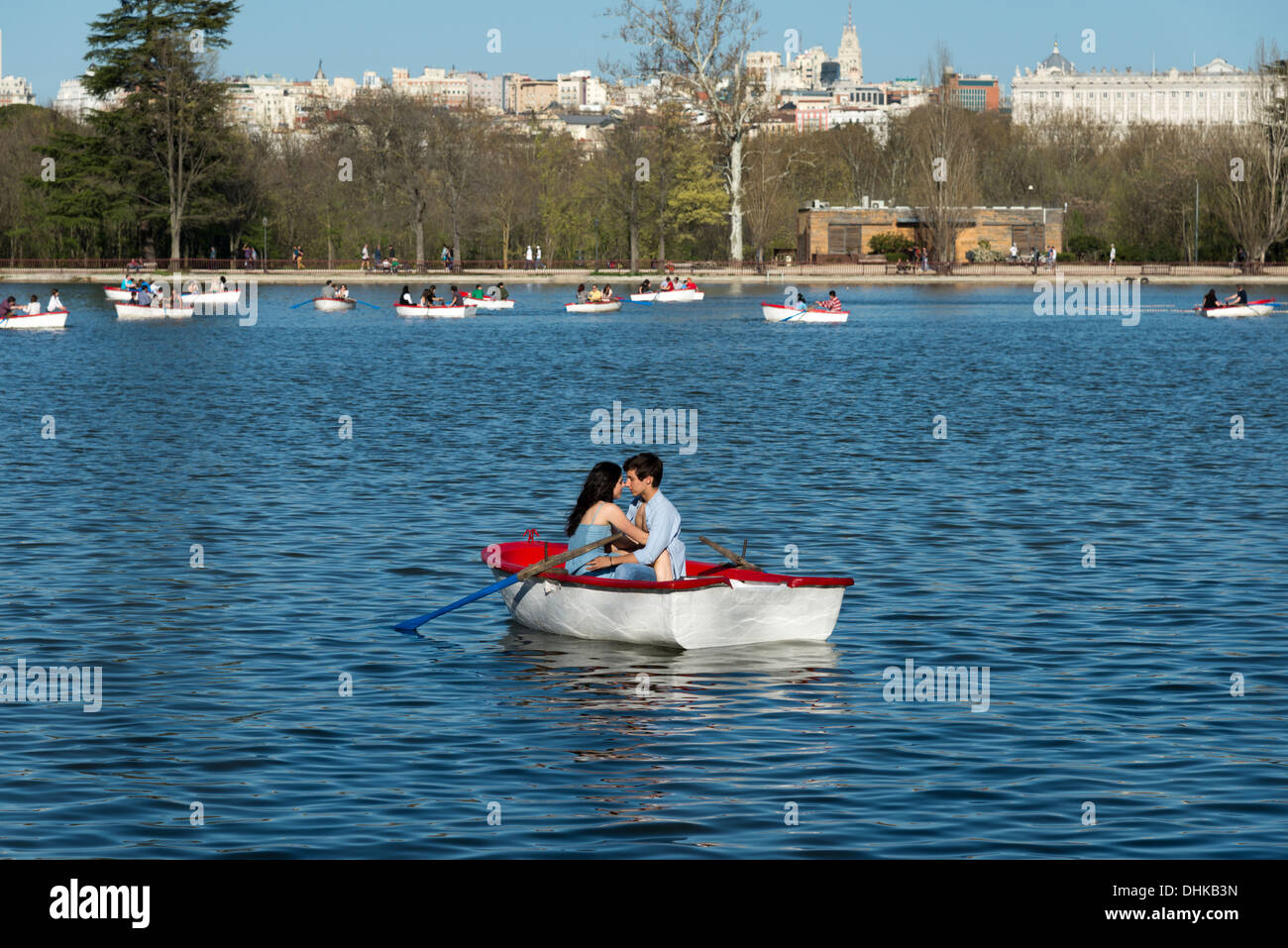 Junges Paar in den See mit Booten in Casa de Campo, Madrid, Spanien Stockfoto
