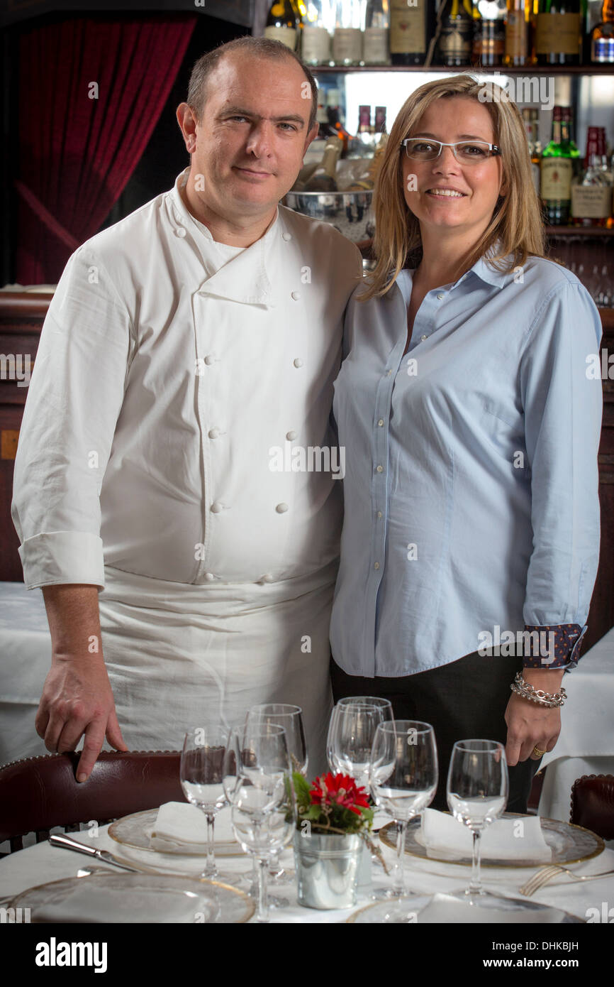 In Vichy, Herr Olivier Tajetti und Frau Delphine Tajetti, Besitzer des Restaurants "Brasserie du Casino" (Allier - Frankreich). Stockfoto