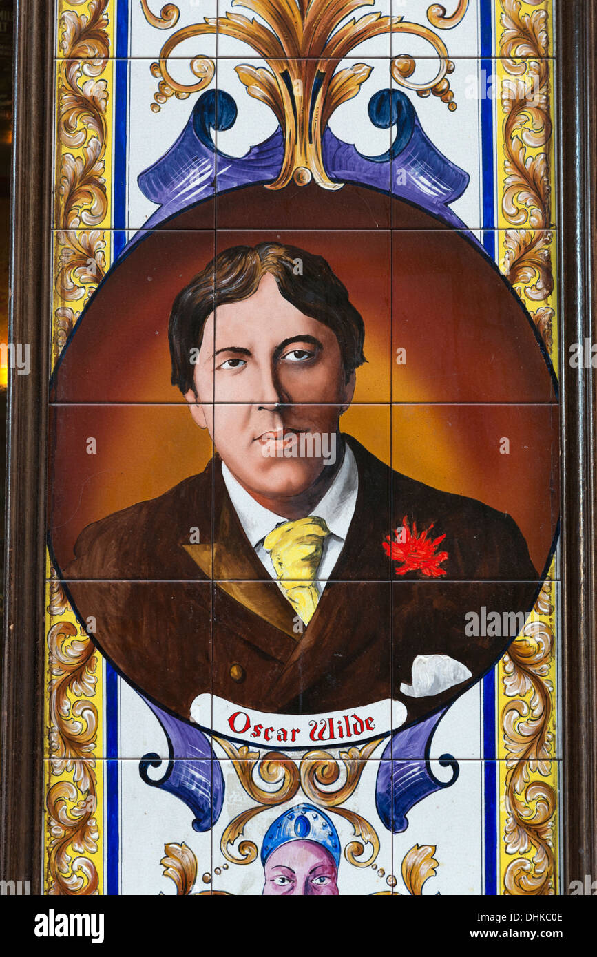 Fliesen von Oscar Wilde vor Irish Pub El Parnasillo, Huertas Bezirk, Madrid, Spanien Stockfoto