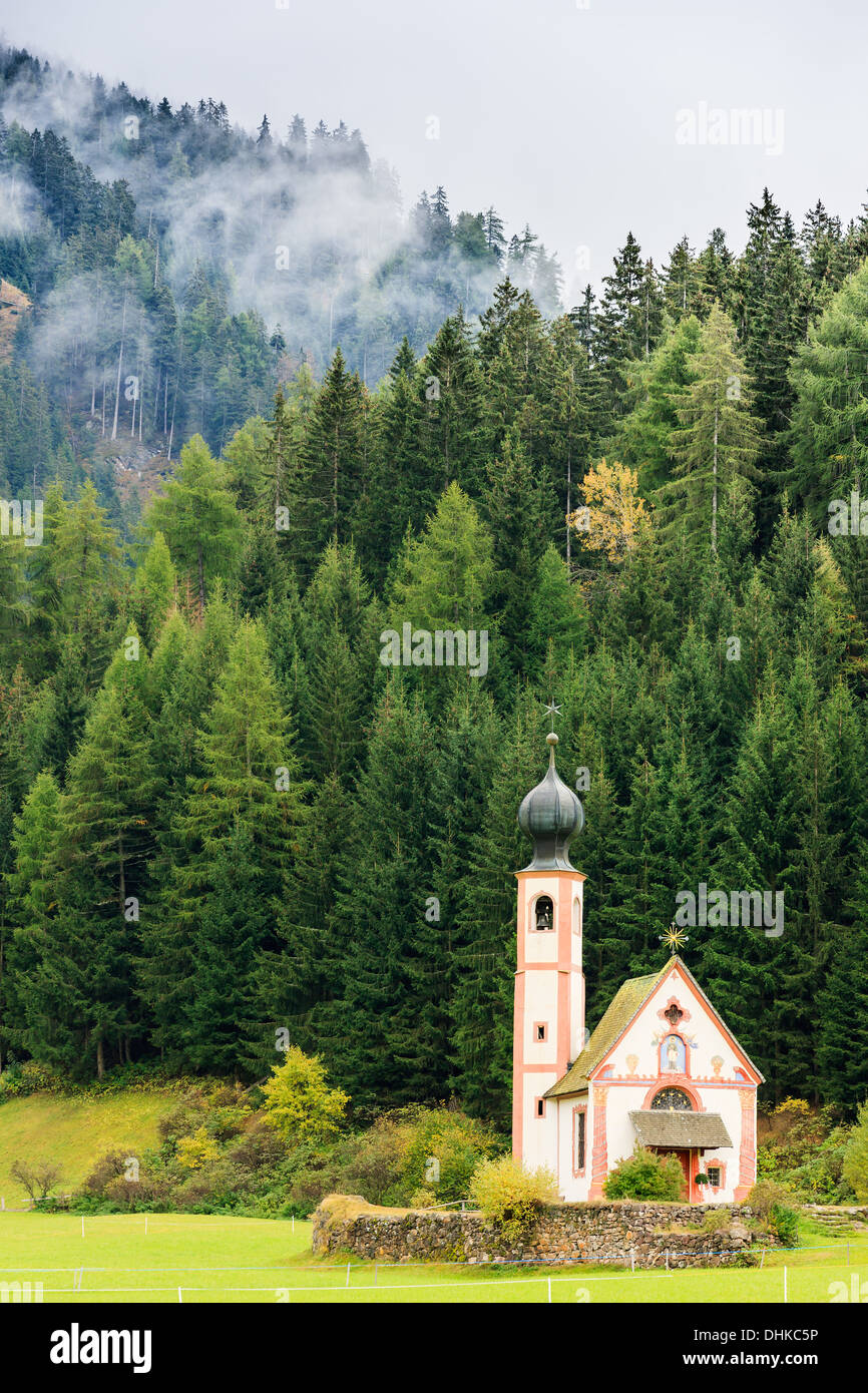 St. Johann (San Giovanni in italienischer Sprache) Kapelle in Val di Funes in den Dolomiten in Norditalien Stockfoto