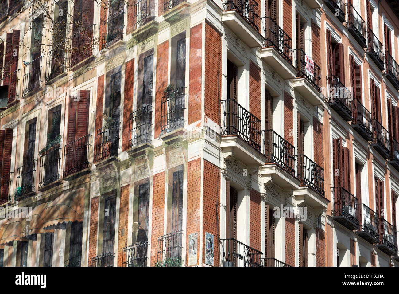 Trompe l'oeile auf der einen Seite des Bausteins im Viertel La Latina, Madrid, Spanien Stockfoto