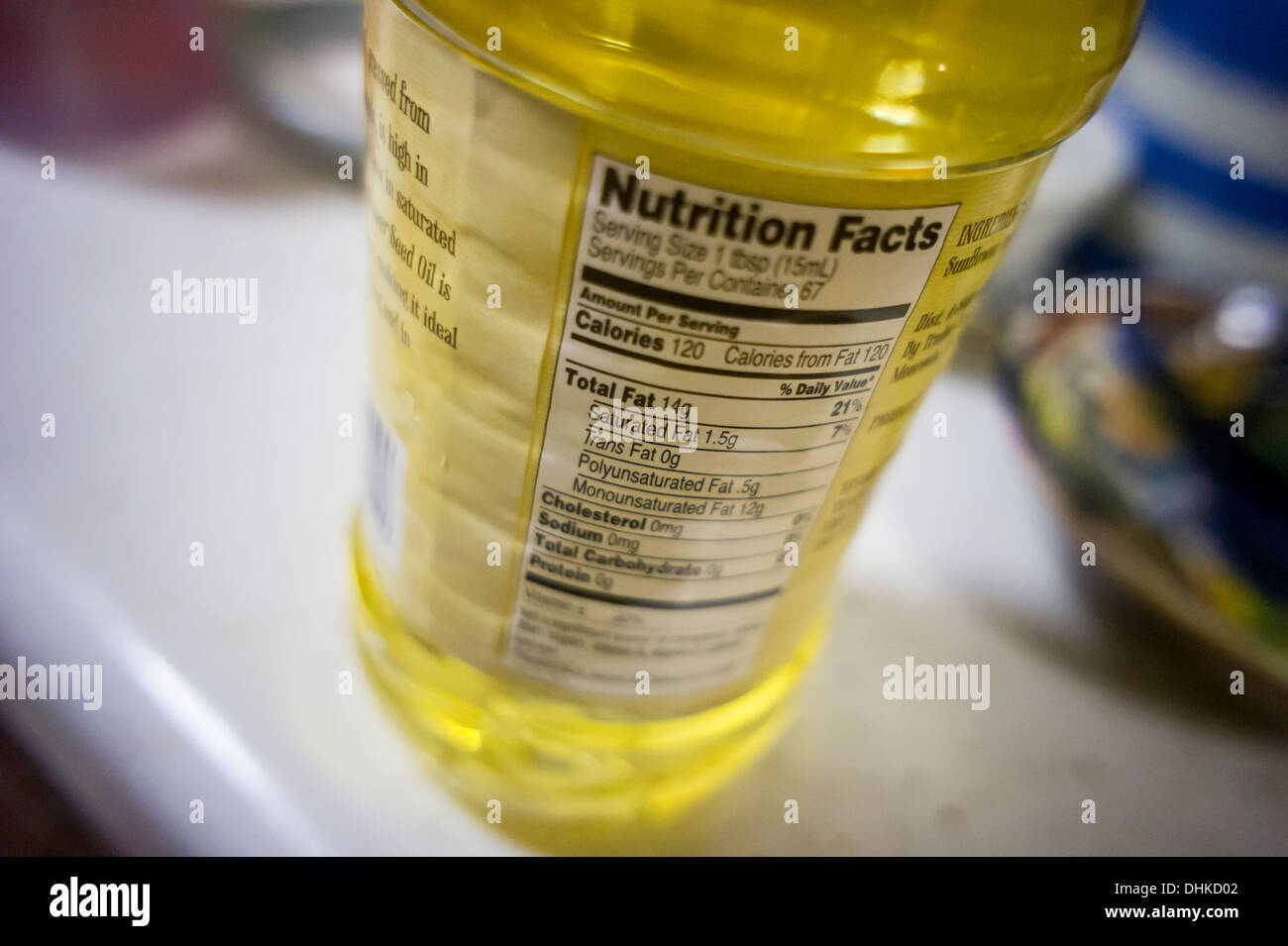 Ernährung-Label auf Sonnenblumenöl in einem Supermarkt in New York wirbt die Menge an Trans-Fettsäuren oder der Mangel an Stockfoto