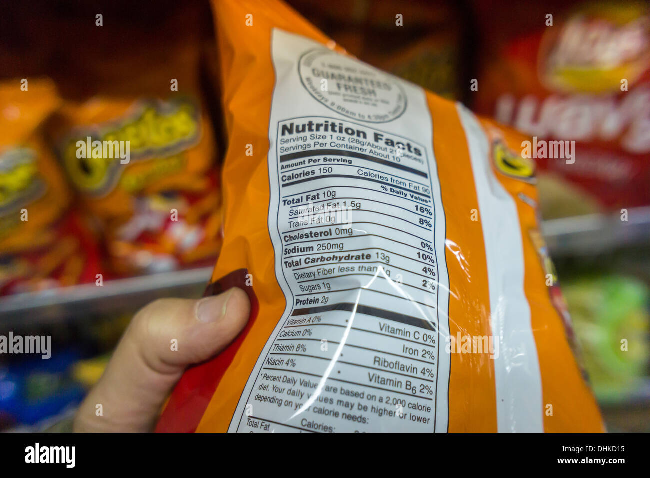 Ernährung-Label auf Kartoffel-Chips in einem Supermarkt in New York wirbt die Menge an Trans-Fettsäuren oder der Mangel an Stockfoto