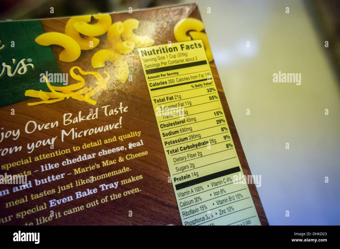 Ernährung-Label auf Tiefkühlkost in einem Supermarkt in New York wirbt die Menge an Trans-Fettsäuren Stockfoto