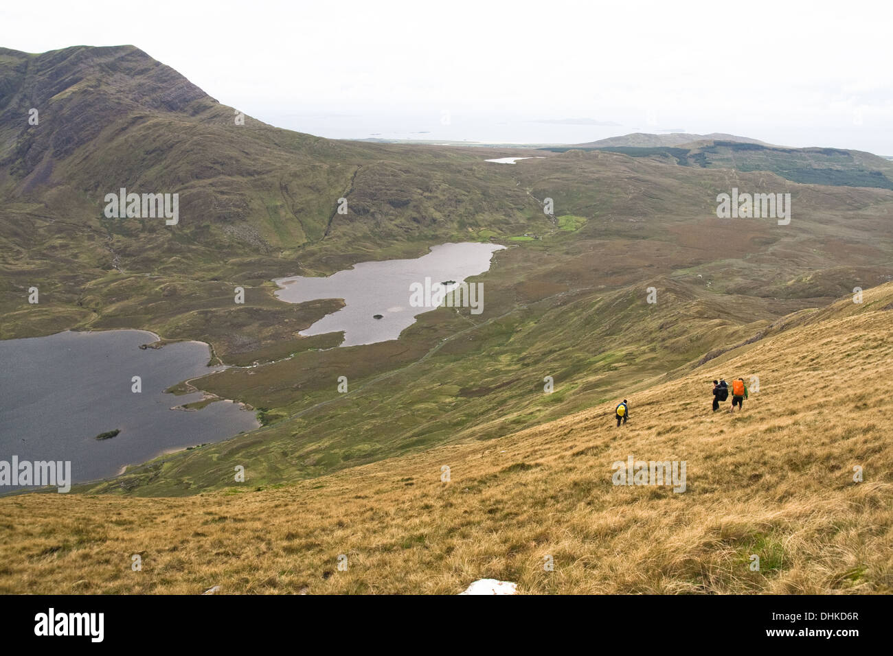 Drei Menschen, die zu Fuß in Conemara westlich von Irland County Mayo Stockfoto