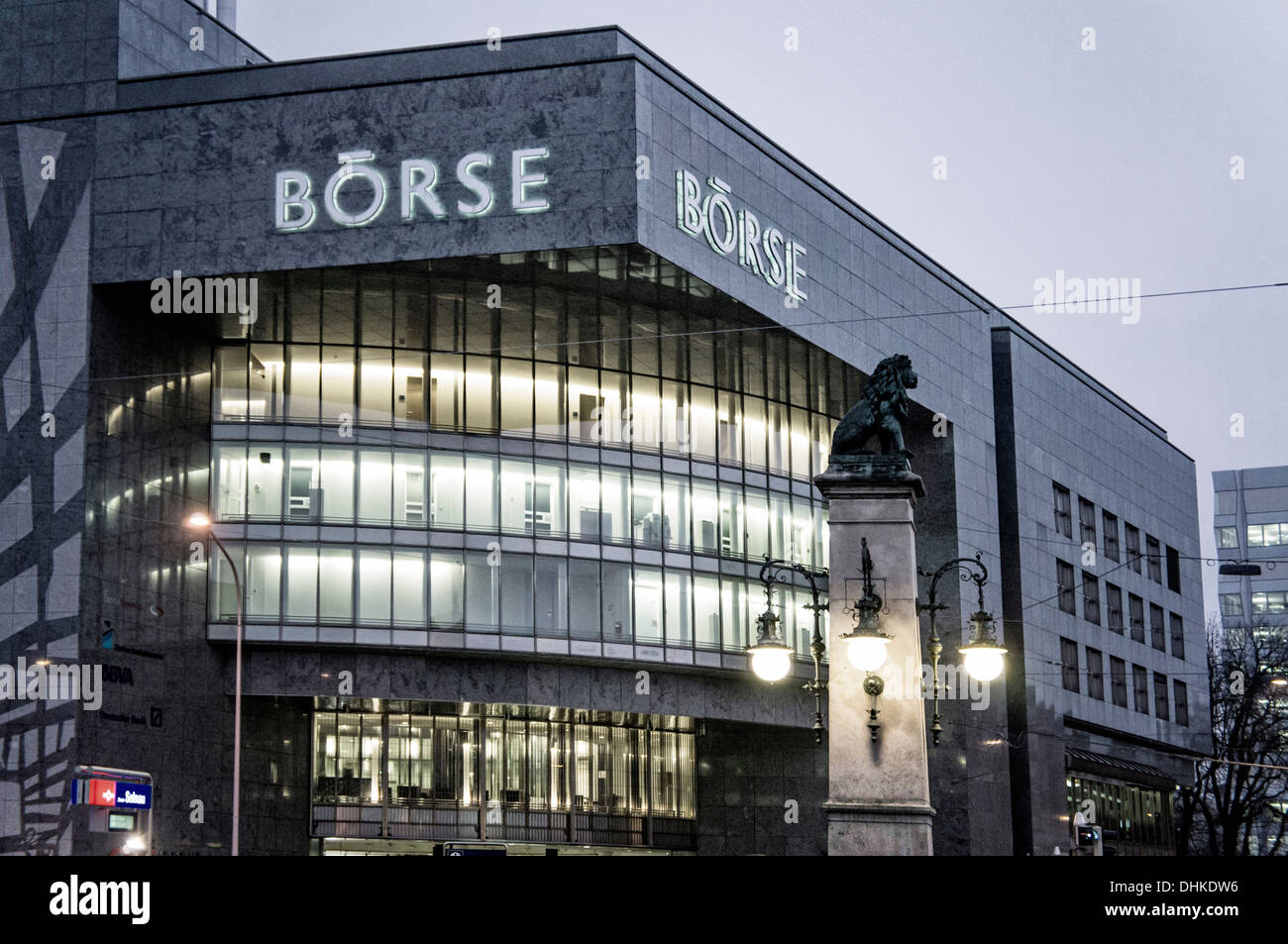 Börse mit Löwe Skulptur vorne in den Abend, Zürich, Schweiz Stockfoto