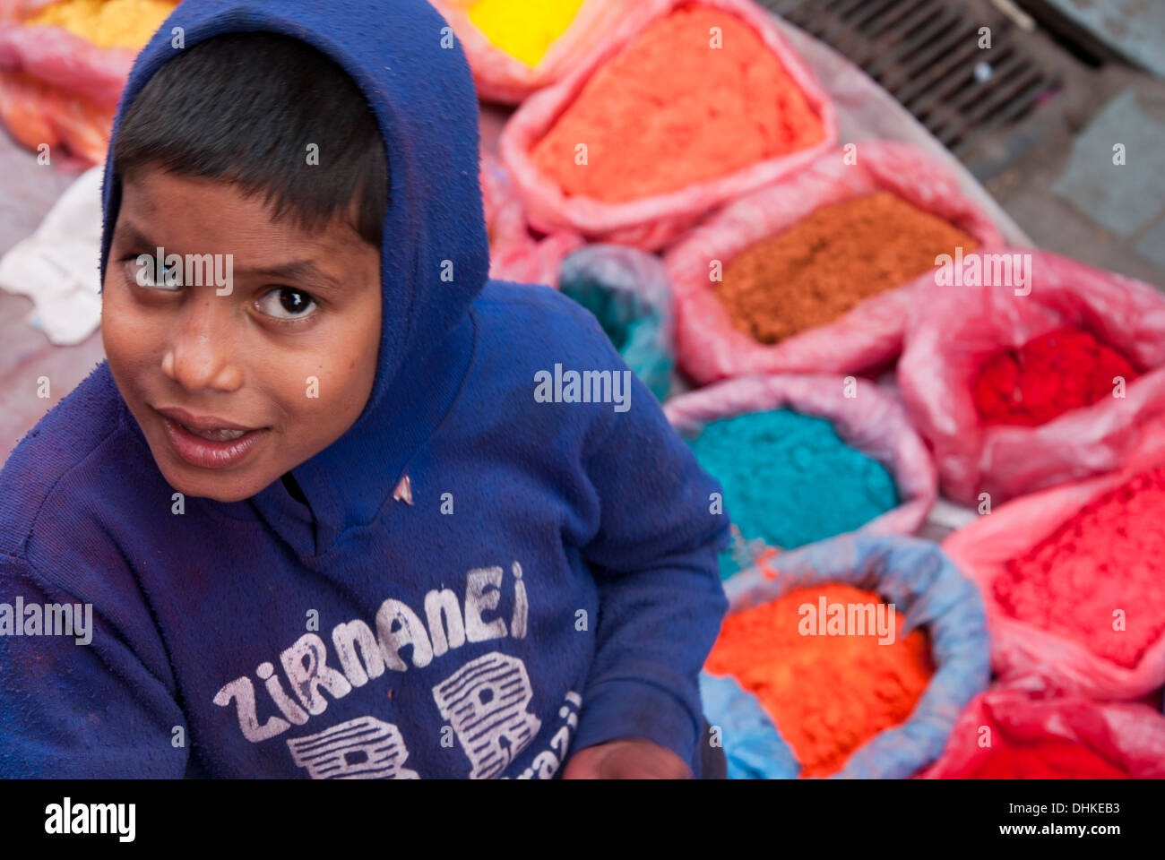 Kleiner Junge Farben zu verkaufen Stockfoto