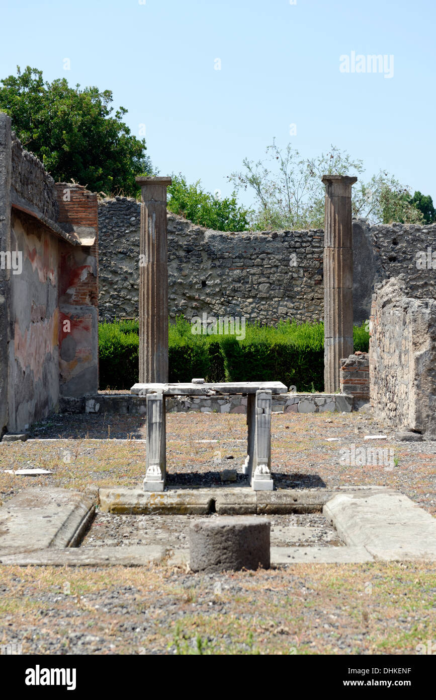 Blick über das Atrium mit Impluvium und Marmortisch am Haus der Fabier Tyrannus und Iarinus, Pompeji-Italien. das Haus Stockfoto