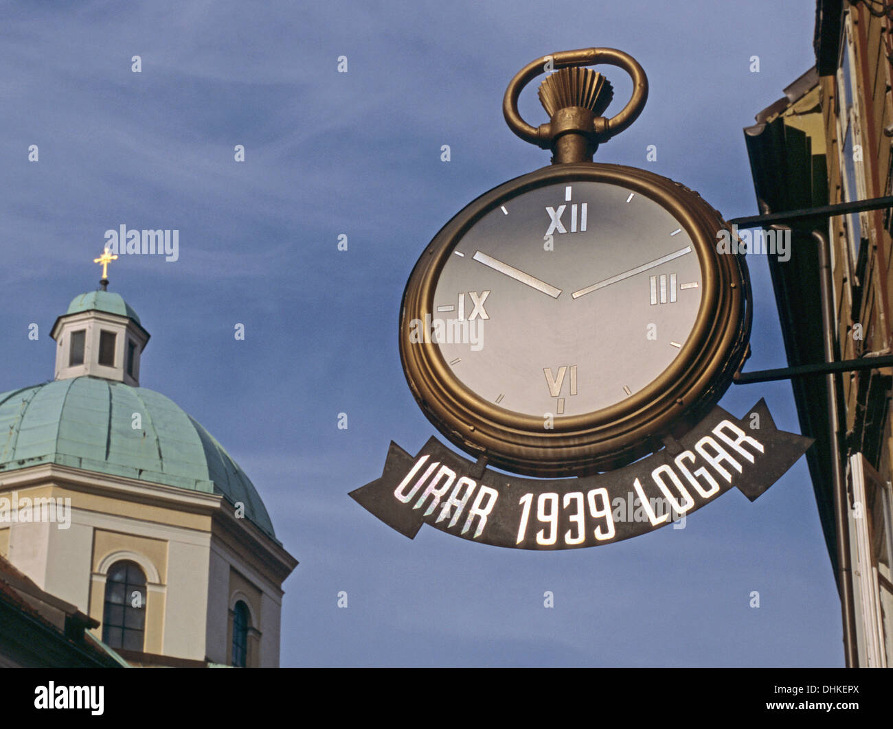 Uhr auf Ciril Metodov Trg im Zentrum von Ljubljana, Slowenien, Stockfoto