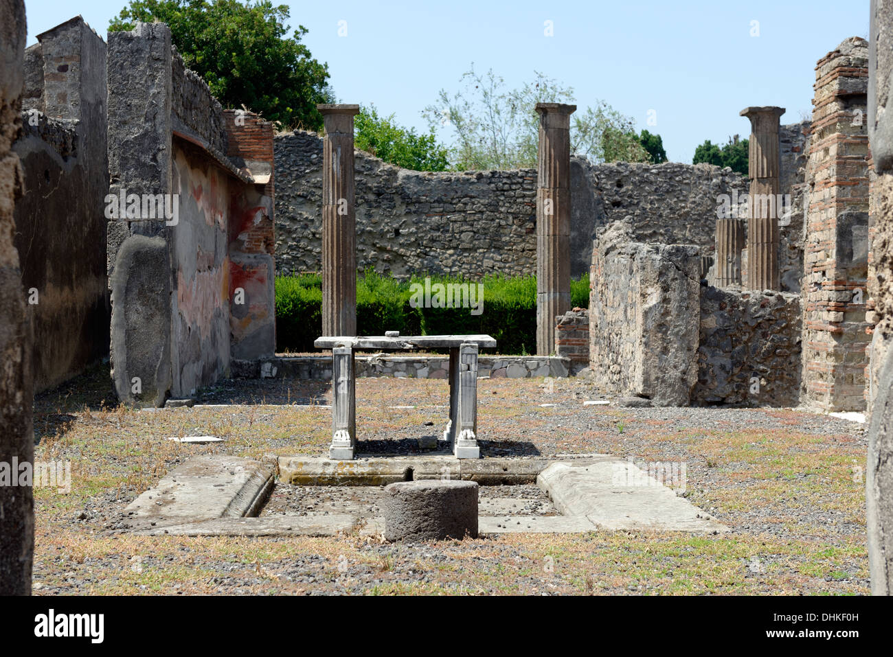 Blick über das Atrium mit Impluvium und Marmortisch am Haus der Fabier Tyrannus und Iarinus, Pompeji-Italien. Stockfoto