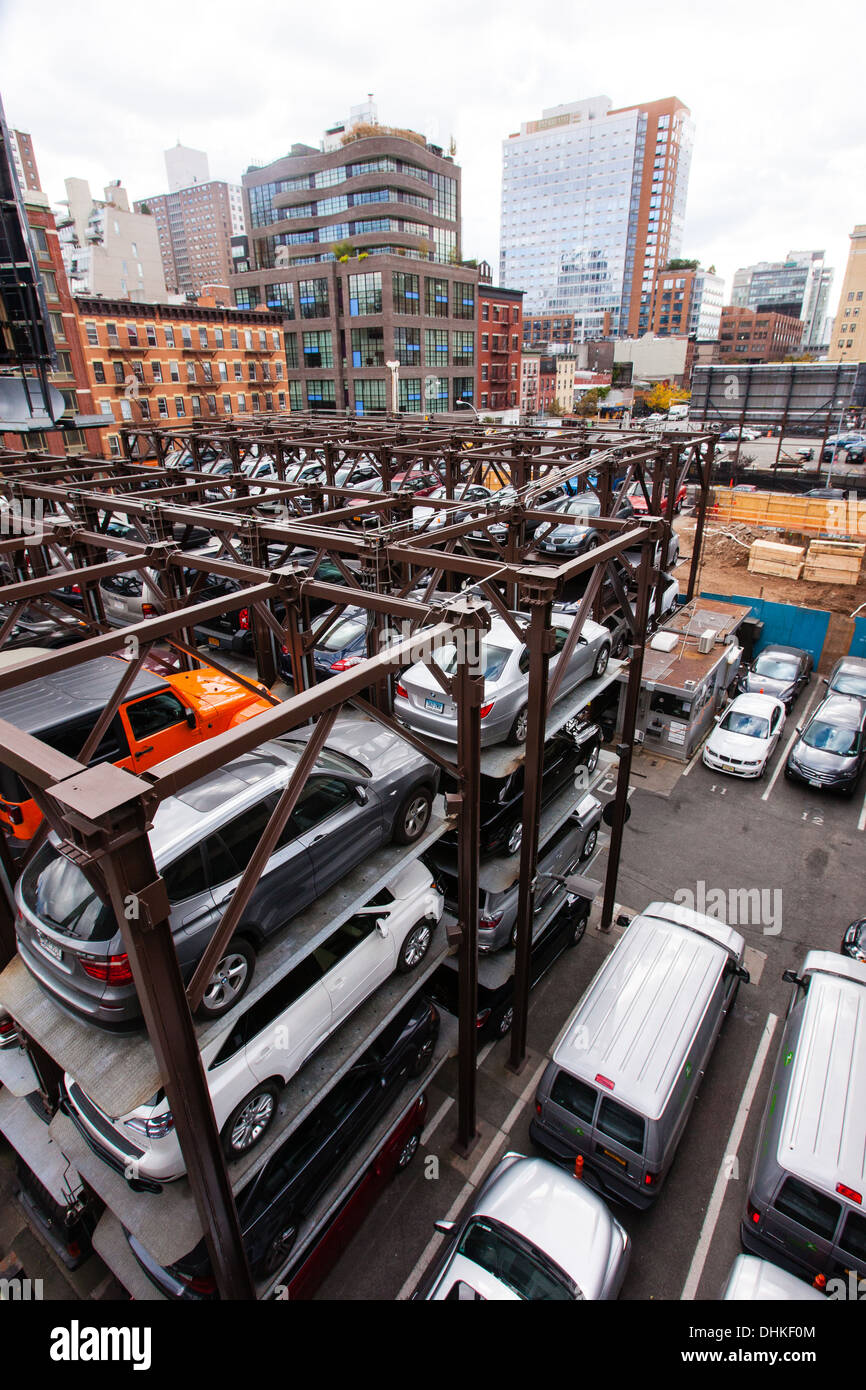 Automatisierte Fahrzeug Storage System Parkplatz. Aus der High Line, Chelsea New York City, Vereinigte Staaten von Amerika betrachtet. Stockfoto