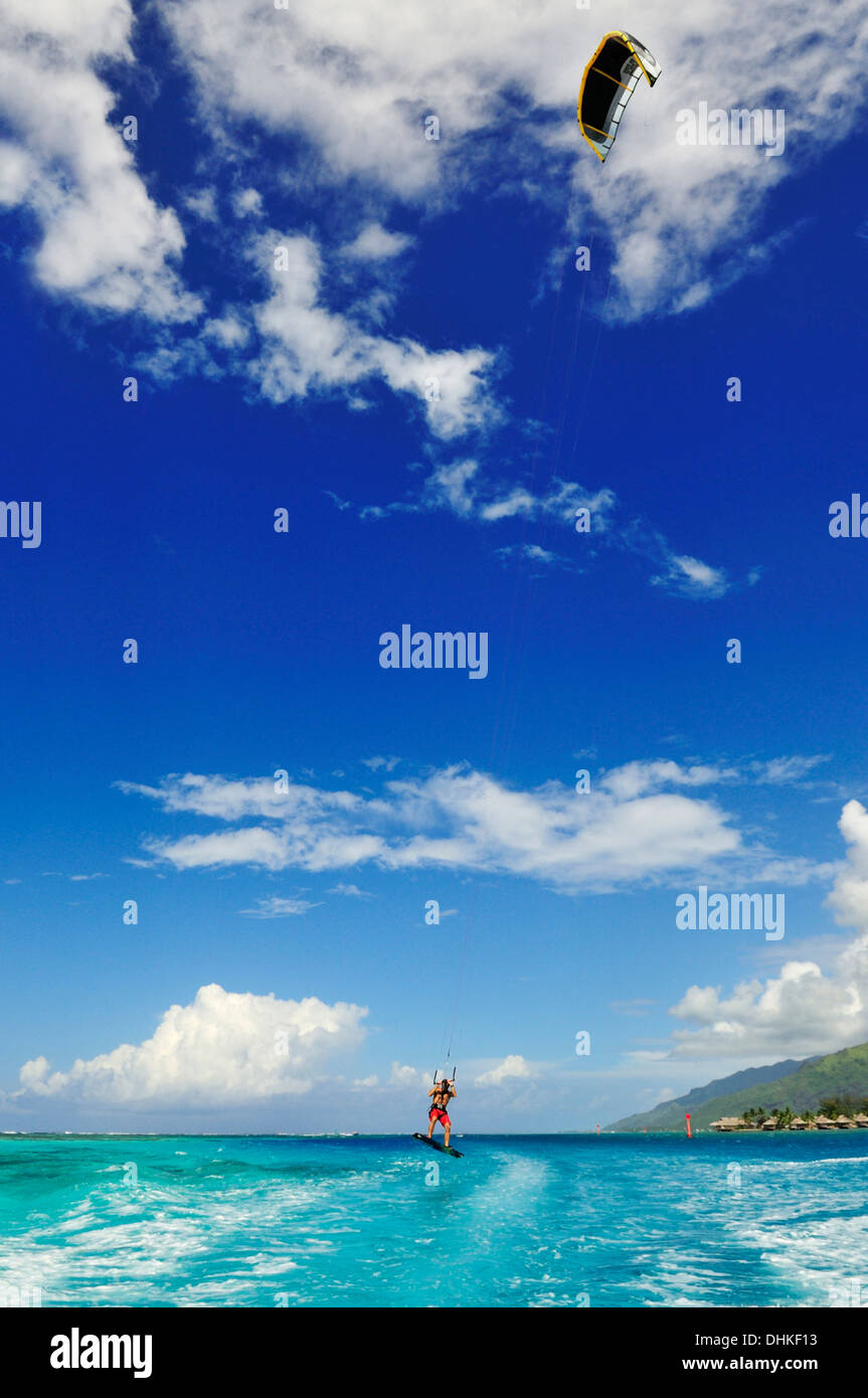 Kitesurfer, Moorea, Gesellschaftsinseln, Französisch-Polynesien, Windward-Inseln, Süd-Pazifik Stockfoto