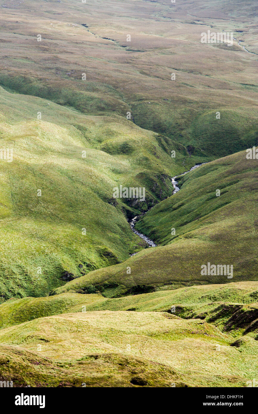 Ein Gebirgsbach in einem Tal in Connemara Irland Stockfoto
