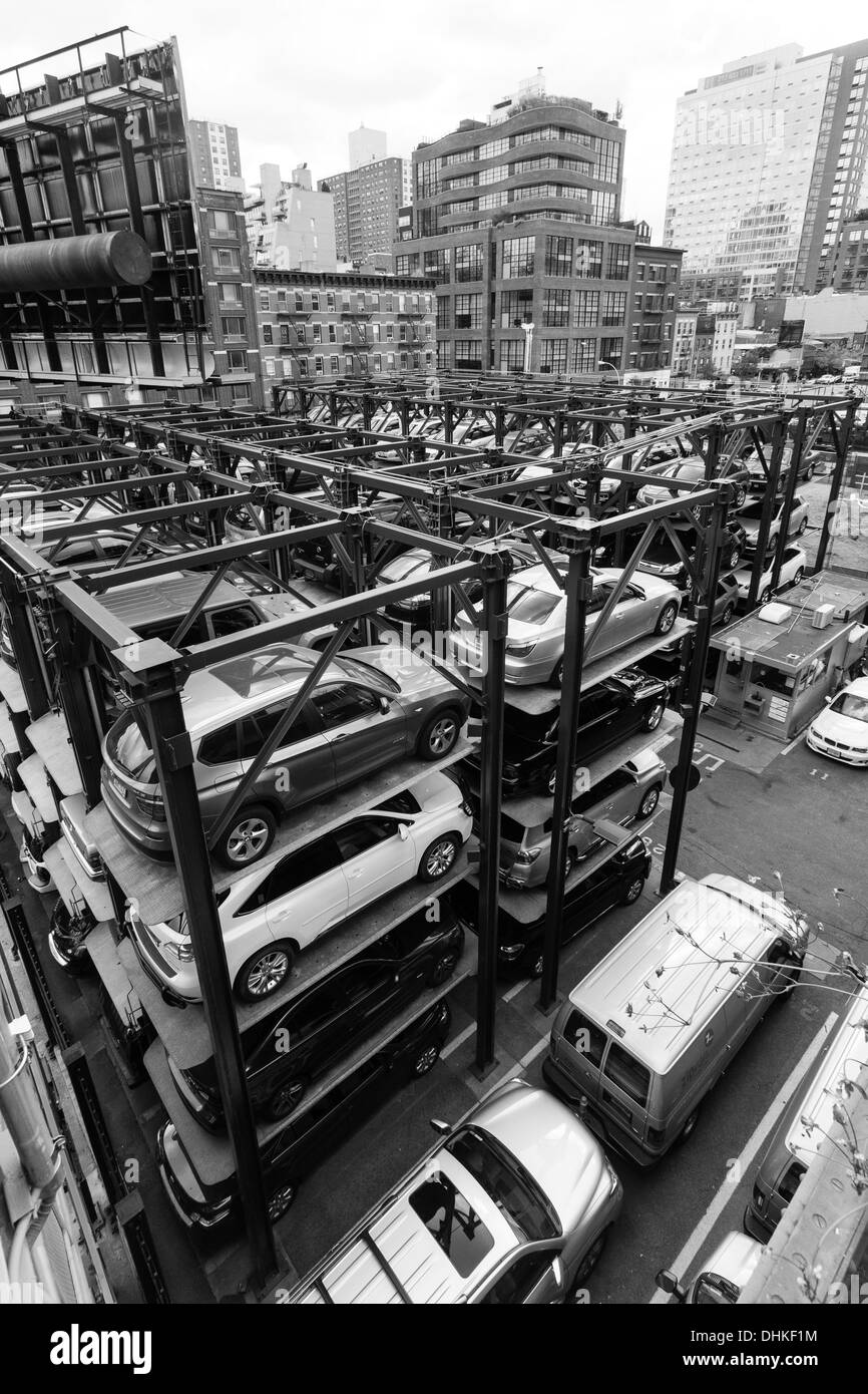 Automatisierte Fahrzeug Storage System Parkplatz. Aus der High Line, Chelsea New York City, Vereinigte Staaten von Amerika betrachtet. Stockfoto