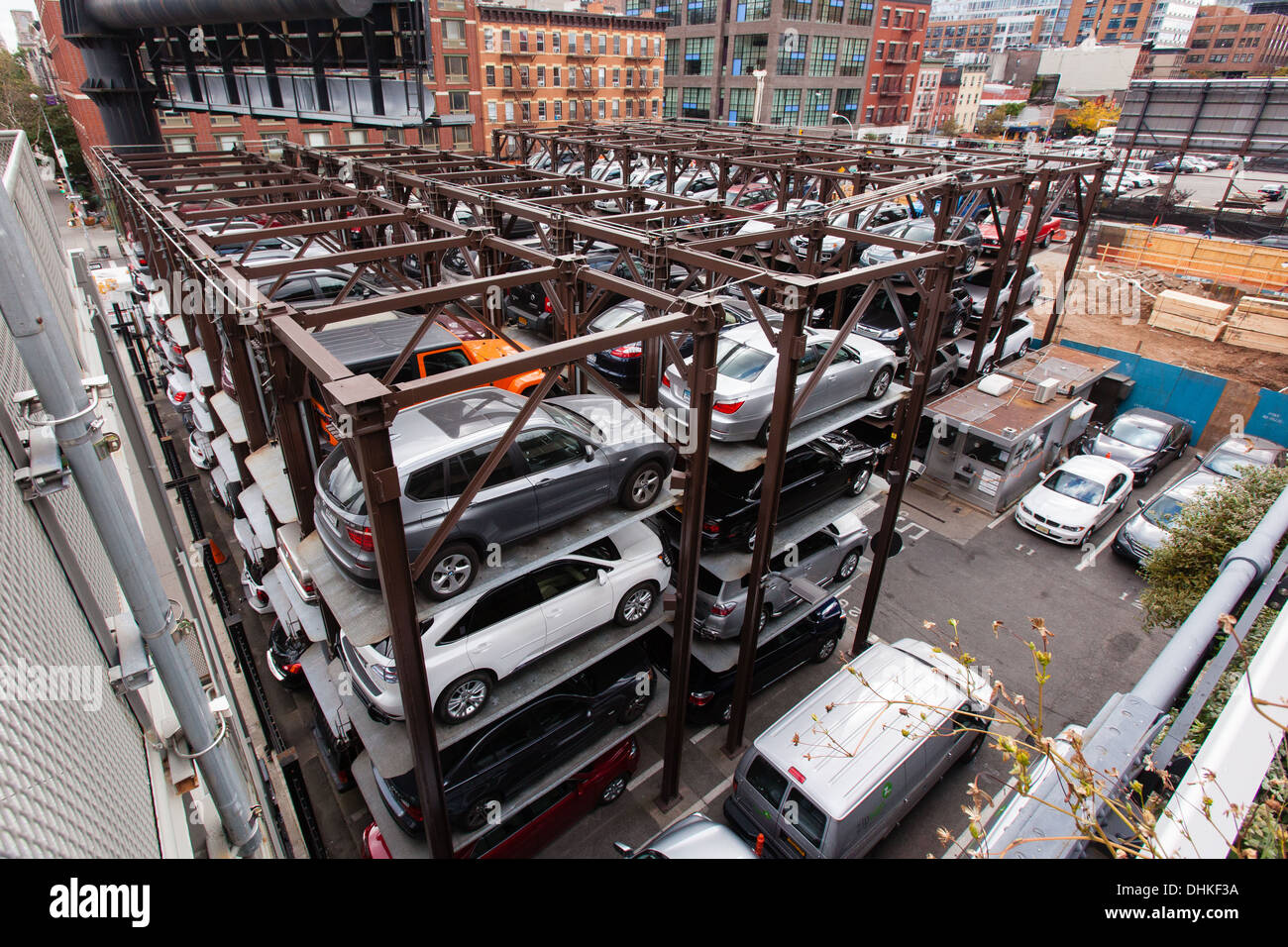 Automatisierte Fahrzeug Storage System Parkplatz. Aus der High Line, Chelsea New York City, Vereinigte Staaten von Amerika betrachtet. Stockfoto