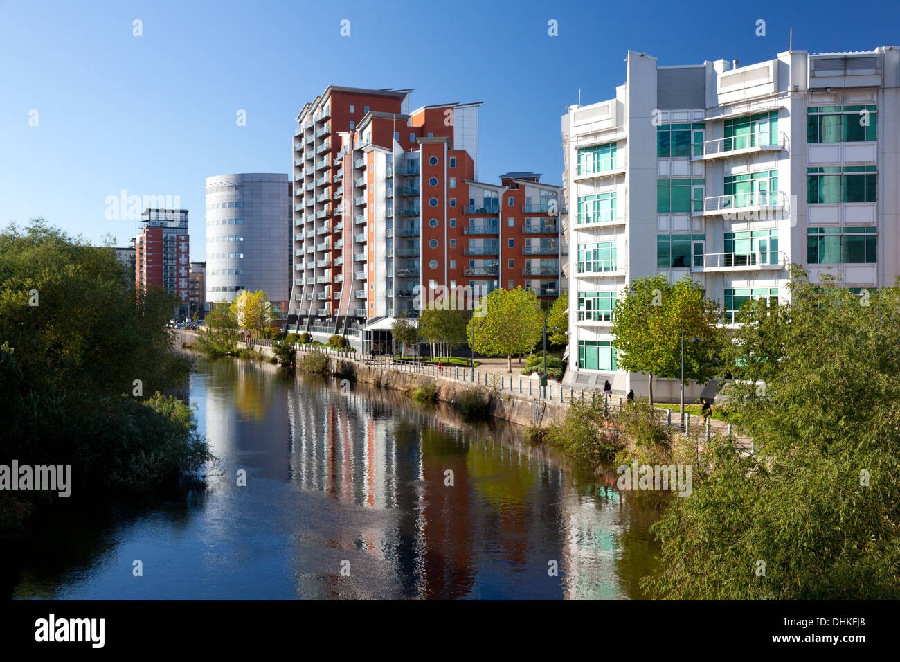 Wohnblocks entlang den Fluss Aire in Whitehall Quay, Leeds, West Yorkshire Stockfoto