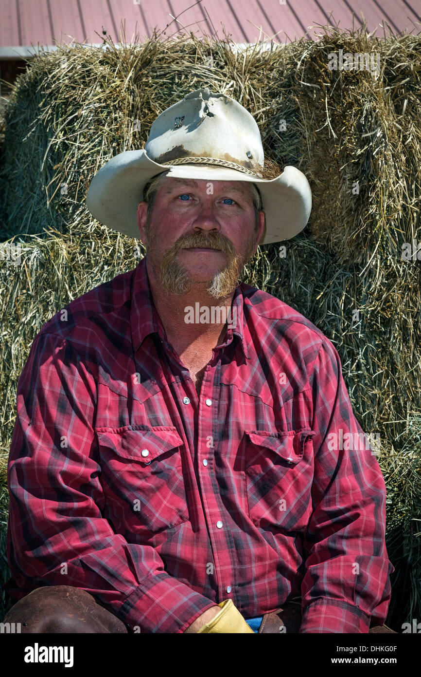 Cowboy aus Rimrock Rodeo sitzen auf Strohballen, Rimrock, Grand Junction, Colorado, USA Stockfoto