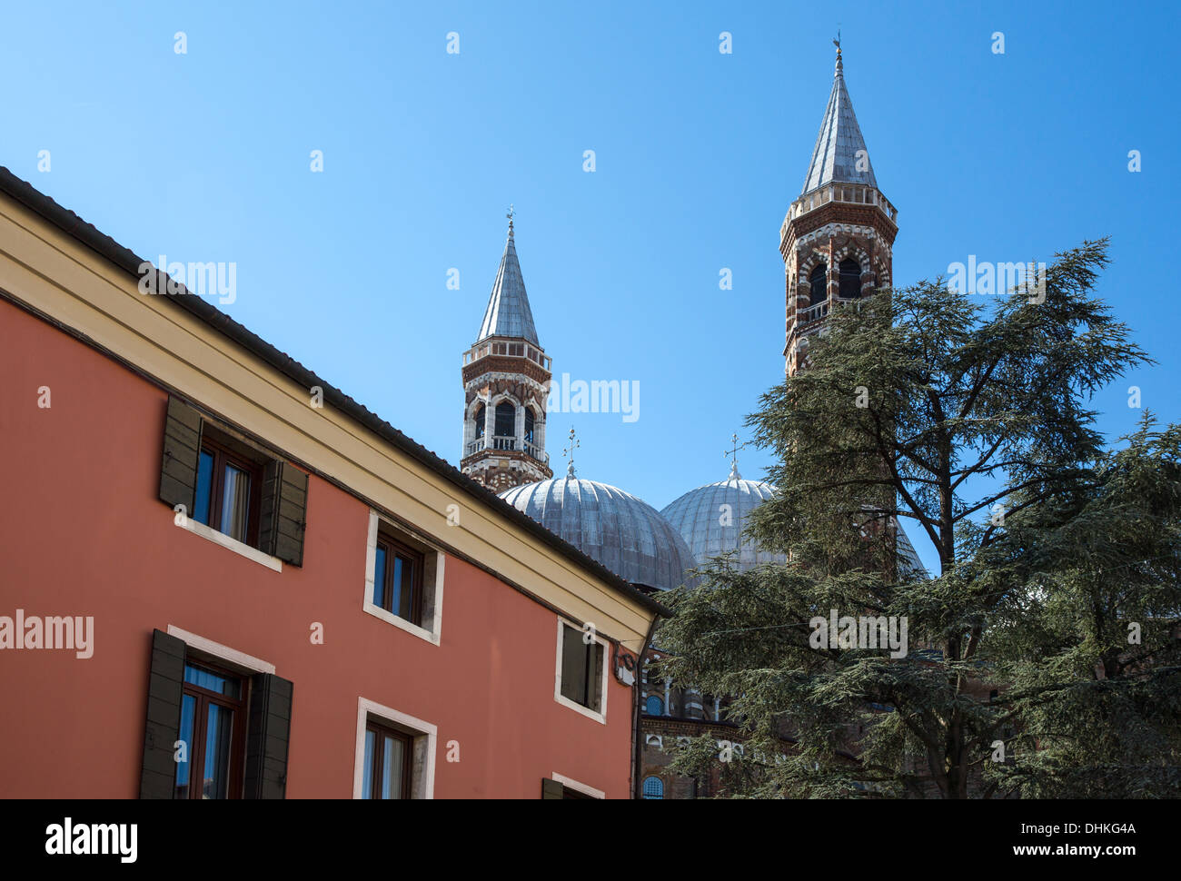 Veneto, Padua, die Kuppeln der St.Antony Basilika gesehen aus einer Seitenstraße Stockfoto