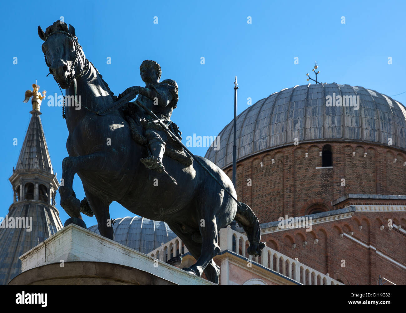 Veneto, Padua, Gattamelata-Denkmal und die Kuppeln der St.Antony Basilika Stockfoto