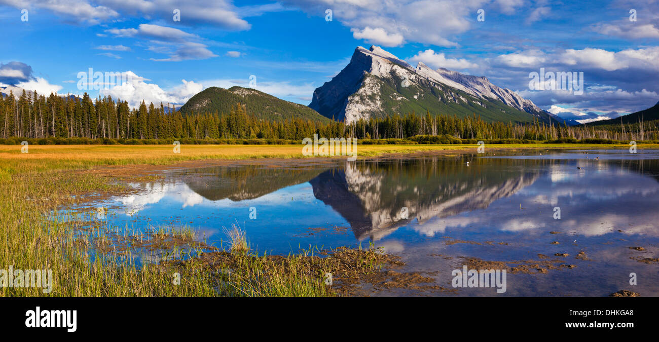 Mount Rundle erhebt sich über Banff Township von Vermillion Seen fahren Banff Nationalpark Kanada Nordamerika Alberta Stockfoto