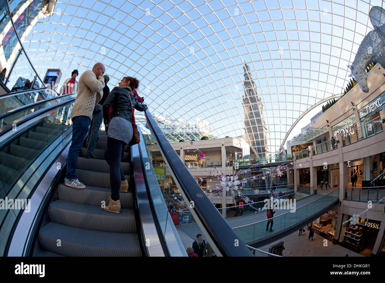 Menschen auf der Rolltreppe in die Dreifaltigkeit Einkaufszentrum, Leeds, West Yorkshire Stockfoto