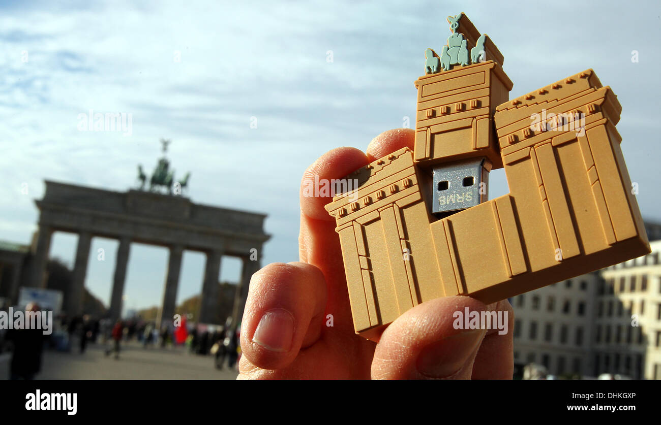 Berlin, Deutschland. 12. November 2013. ILLUSTRATION - eine Abbildung Bild zeigt einen USB-Stick in Form des Brandenburger Tors wird vor das Wahrzeichen der Stadt in Berlin, Deutschland, 12. November 2013 vorgestellt. Die "USBerlinstick" hat eine Kapazität von 4GB und kommt kurz nach Souvinier Geschäfte. Foto: WOLFGANG KUMM/Dpa/Alamy Live News Stockfoto