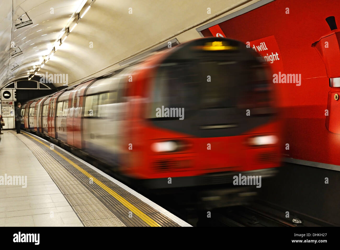 Londoner U-Bahn ziehen in eine Station, Charing Cross, London, Uk. Stockfoto