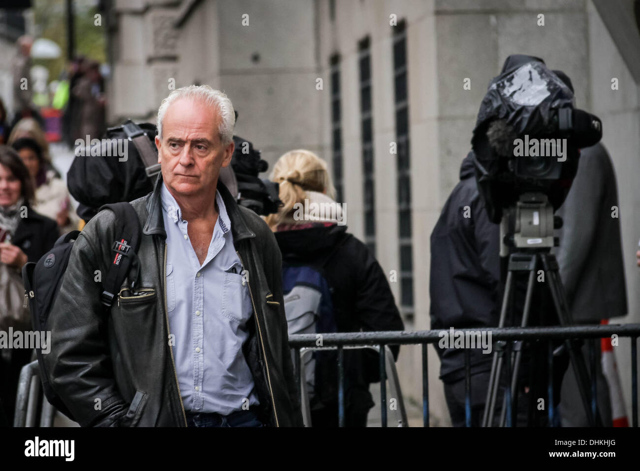 London, UK. 12. November 2013. Britischer Journalist und Guardian Schriftsteller, Nick Davies, kommt im Old Bailey Court in London. Bildnachweis: Guy Corbishley/Alamy Live-Nachrichten Stockfoto