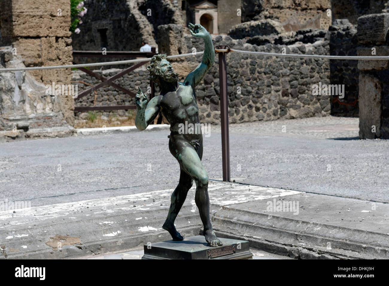 Die Bronzestatue des Dancing Faun in der toskanischen Stil Atrium mit Impluvium im Haus des Faun, Pompeji-Italien. Stockfoto