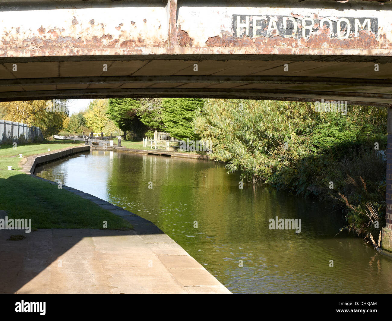Kopffreiheit Zeichen Brücke 161 auf dem Trent & Mersey Kanal auch bekannt als Kronen Nest Brücke mit Kronen Sperren in Ferne, Sandbach UK Stockfoto