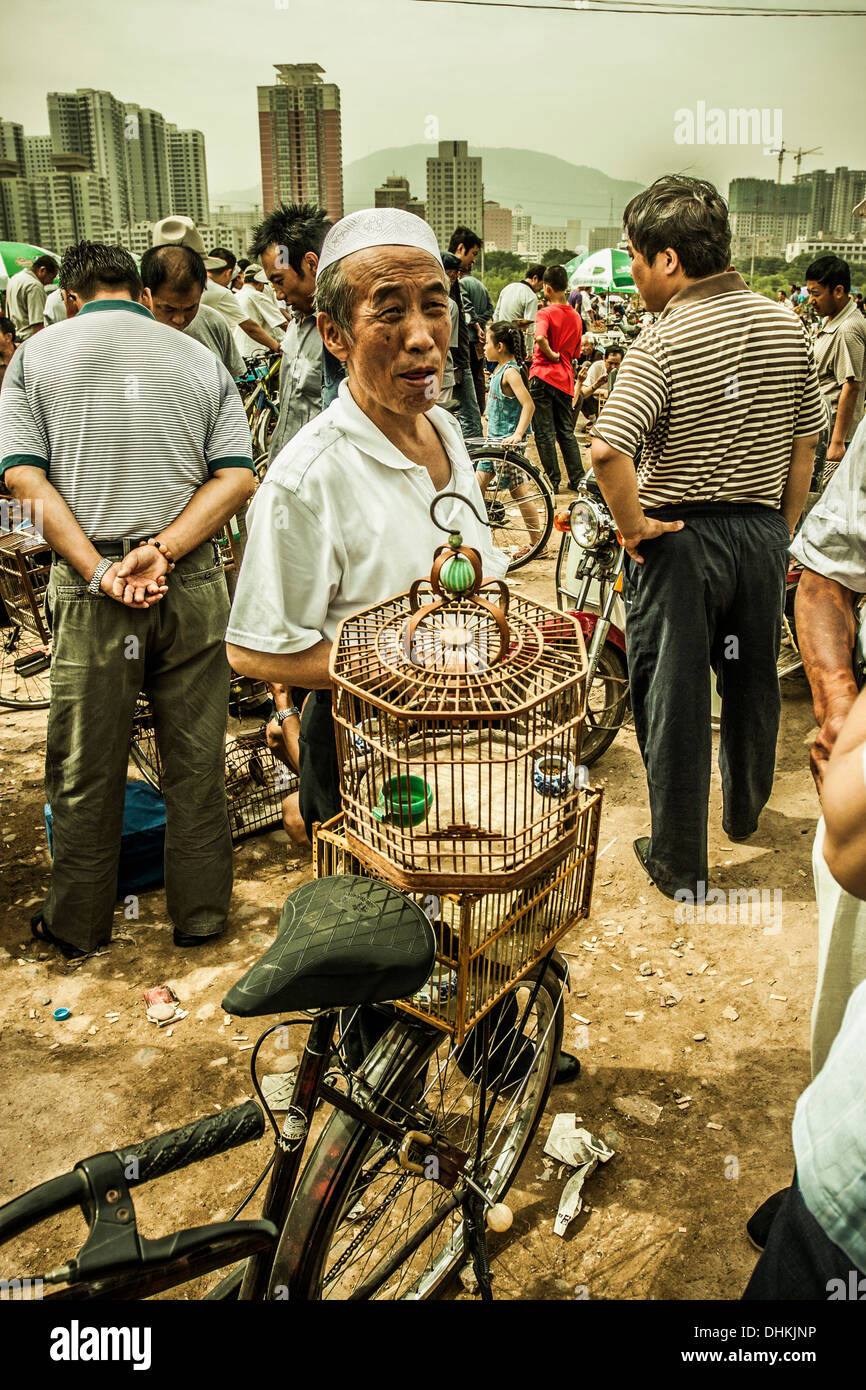 Ethnische chinesische Hui Mann auf einem Markt Stockfoto
