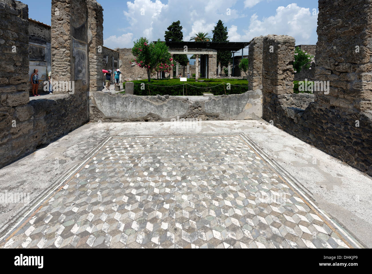 Haus des Faun Tablinum Boden, weiße geometrischen Mustern gepflastert mit Stücken von schwarzen, weißen und grünen Stein, Pompeji-Italien. Stockfoto