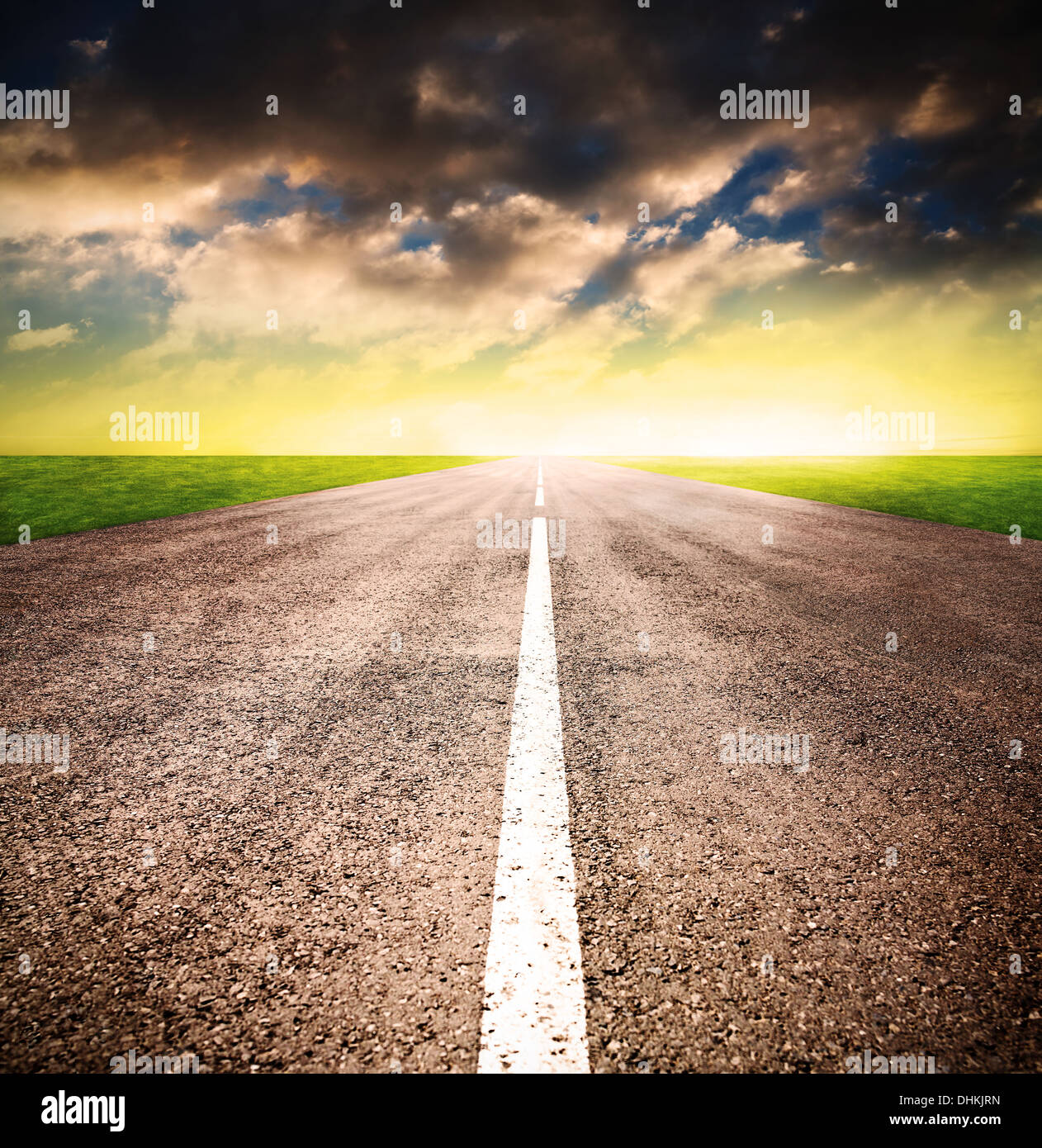 Sonnenuntergang über asphaltierte Straße Stockfoto