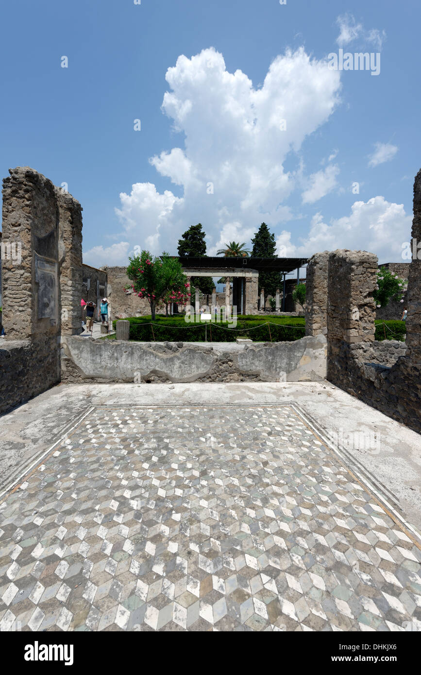 Haus des Faun Tablinum Boden, weiße geometrischen Mustern gepflastert mit Stücken von schwarzen, weißen und grünen Stein, Pompeji-Italien. Stockfoto